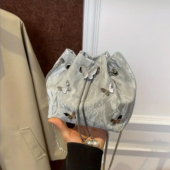 New Butterfly Adorned Chain Strap Bucket Bag - Picture 3 of 3